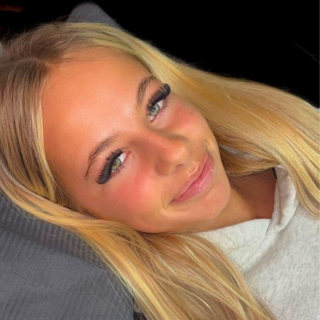 Ресницы-гусеницы, броский макияж и откровенные образы: 14-летняя дочь Карлы Бруни и Николя Саркози покоряет соцсети