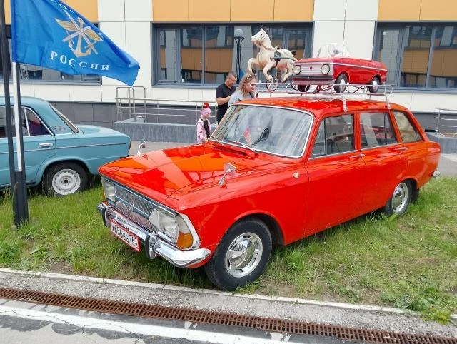 Автомобили украшали ретроигрушками | Источник: «Автоклуб „Ретро58“» / vk.com