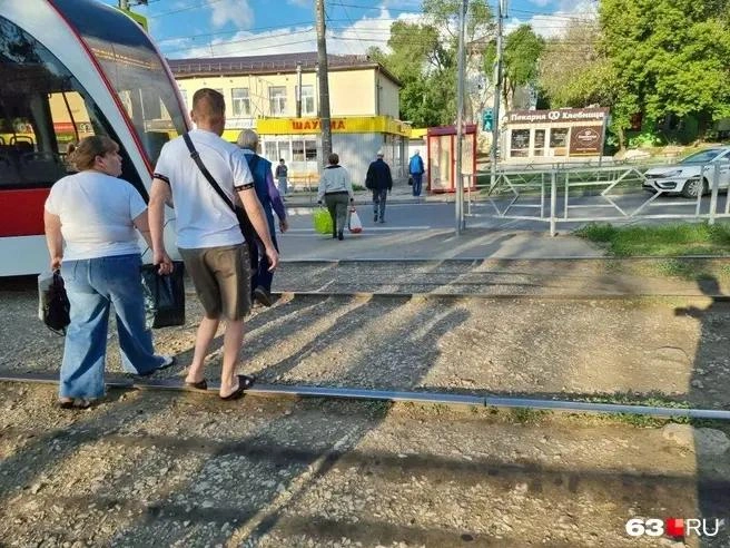 Пассажиры общественного транспорта в Самаре идут пешком | Источник: Роман Данилкин / 63.RU