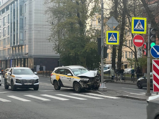 Такси протаранило светофор на Васильевском острове | Источник: Лена Ваганова / FONTANKA.RU
