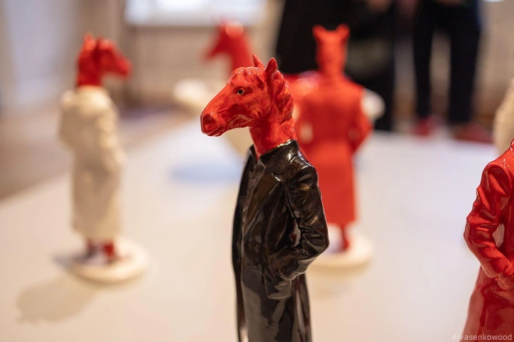 Елена Илларионова. Фарфоровая статуэтка «Конь в пальто» | Источник: пресс-служба выставки