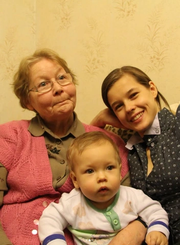 Катерина с сыном Германом в гостях у Алевтины Георгиевны Капочкиной | Источник: Katerinashpitsa / Telegram