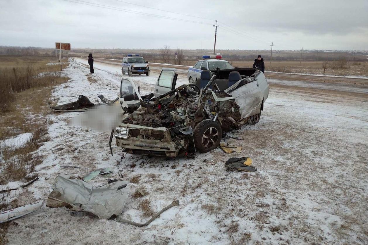 В Самарской области после столкновения Lada и грузовика погибло два  человека декабрь 2019 г - 17 декабря 2019 - 63.ру