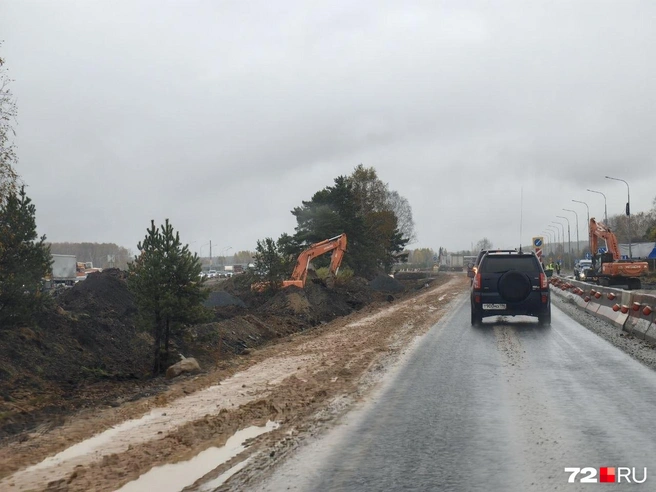 Ближе к населенным пунктам под Екатеринбургом начинаются сужения дороги  | Источник: Павел Красоткин / 72.RU 