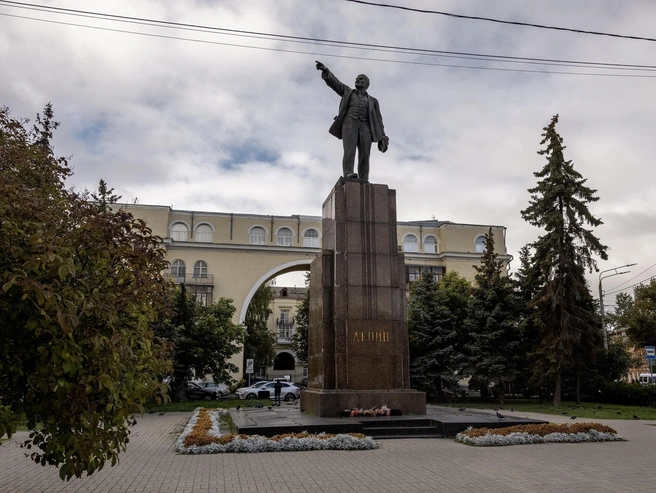 Памятник В. И. Ленину на Красной площади — один из узнаваемых символов центра Ярославля | Источник: Александр Куренной / 76.RU