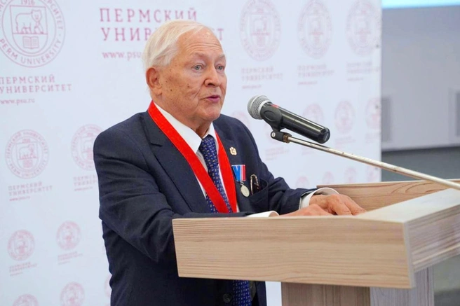 Владимир Маланин окончил учебу в университете в 1965 году и связал всю свою карьеру с вузом | Источник: Пермский государственный университет (ПГНИУ) / vk.com