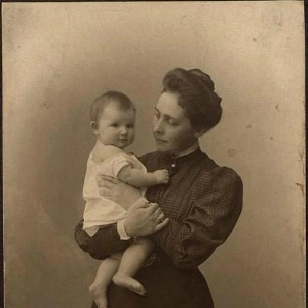 Самарин и Мамонтова поженились в 1903 году. В 1904-м родился их первенец Юра, за ним в 1905-м — Лиза, в 1907-м — Сережа. Когда младшему сыну едва исполнилось полгода, Александр Самарин овдовел. На фото Вера с дочерью Лизой | Источник: из собрания Музея-заповедника «Абрамцево»