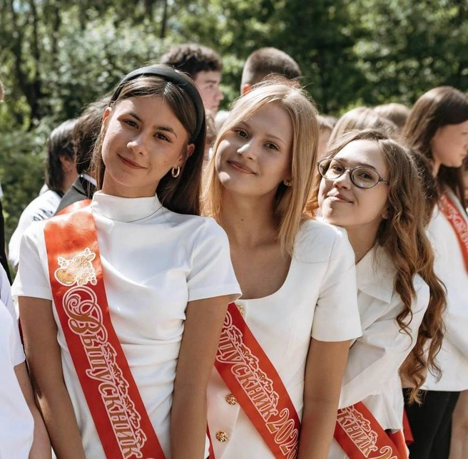 Олеся (справа) вместе с подругами | Источник: предоставлено Олесей