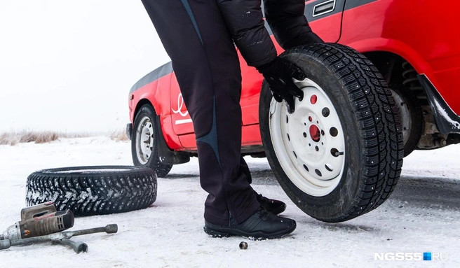 Обязательная статья расходов раз в полгода — смена шин | Источник: Елена Латыпова / NGS55.RU