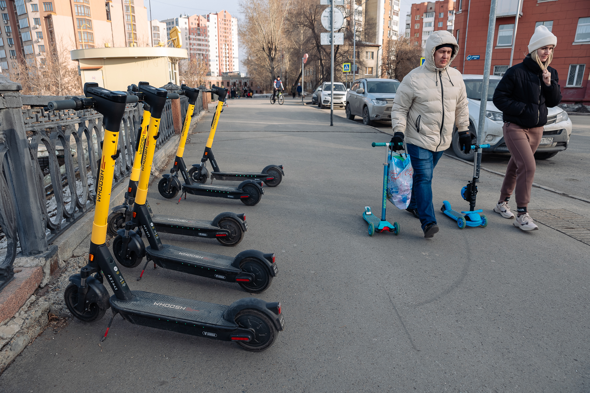 Когда поставят самокаты вуш. Электросамокат на дороге. Электросамокат на улице. Электросамокат в городе. Электросамокат напрокат.