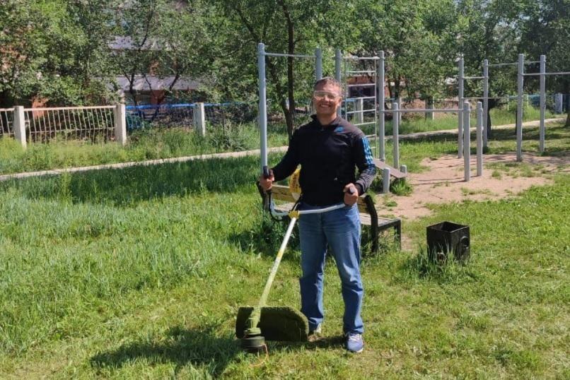 Жители вышли на борьбу с травой в городе Забайкалья. С триммером был даже глава