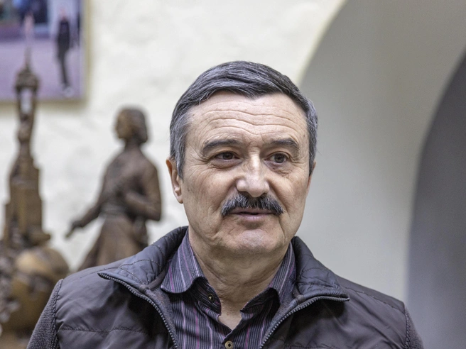 Автором нового бюста является скульптор Сергей Щербаков. | Источник: Константин Завриков / V1.RU