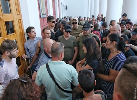 Родители детей из горевшего лагеря в Одессе пытались штурмовать мэрию | ya62.ru