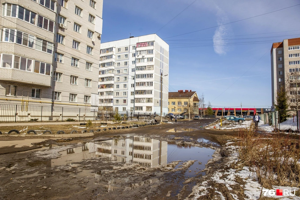 Если что, это дорога от густонаселенного квартала к детским садам, магазинам и аптекам | Источник: Александра Мамонтова
