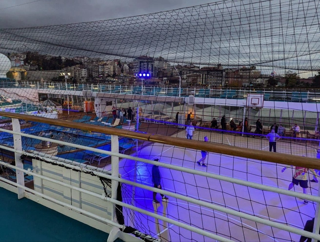 Бассейн и баскетбольная площадка на верхней палубе | Источник: читатели / SOCHI1.RU