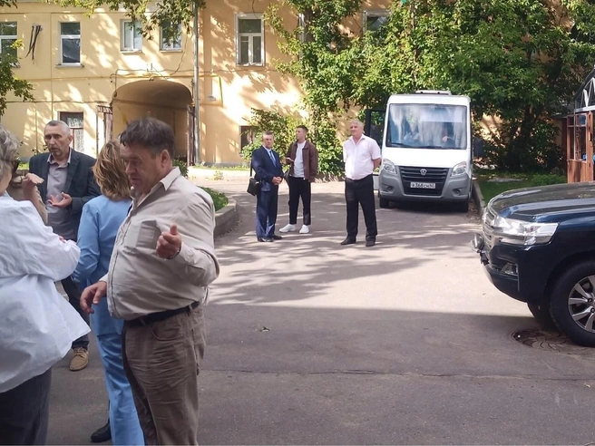 Приехавшие были вынуждены обсуждать проблемы на улице | Источник: ВООПИиК Рязань / Vk.com