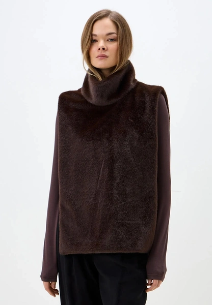 Меховые жилетки снова в тренде, но не те, что мы любили в нулевых Меховые жилетки снова в тренде, но не те, что мы любили в нулевых