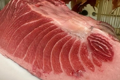 Сахалинцы массово продают мясо голубого тунца