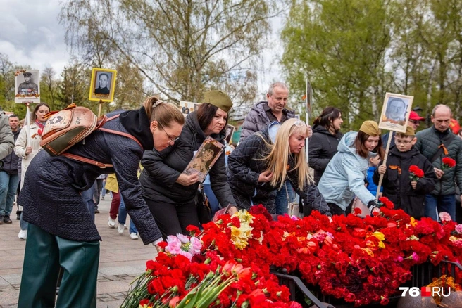 Участники акции возложили цветы к мемориалу | Источник: Кирилл Поверинов / 76.RU
