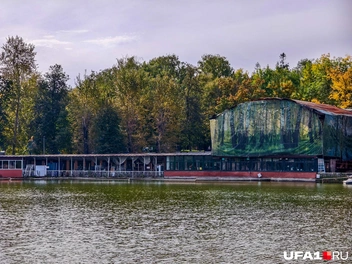 Заведение стоит в таком виде не первый год | Источник: Булат Салихов / UFA1.RU