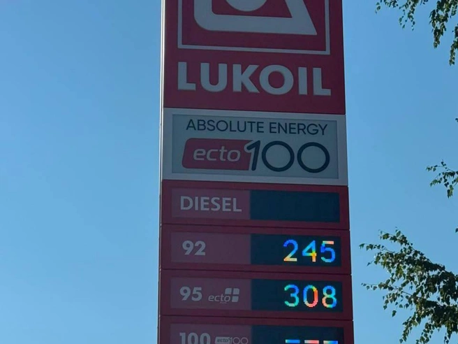 На АЗС Lukoil при съемке были только АИ-92 и АИ-95 | Источник: читательница 72.RU