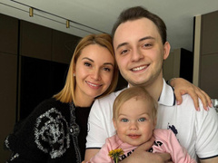 Ольга Орлова нежно обнимает сына, который держит сестренку на руках: «Ты дяденька, но я всегда рядом»
