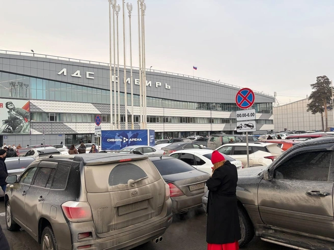 Зрители без задержек проходили в ледовый дворец | Источник: Настасья Медведева / NGS.RU