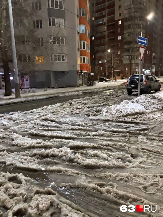 На дорогах образовалась каша из снега и льда | Источник: Ксения Бирюкова / 63.RU