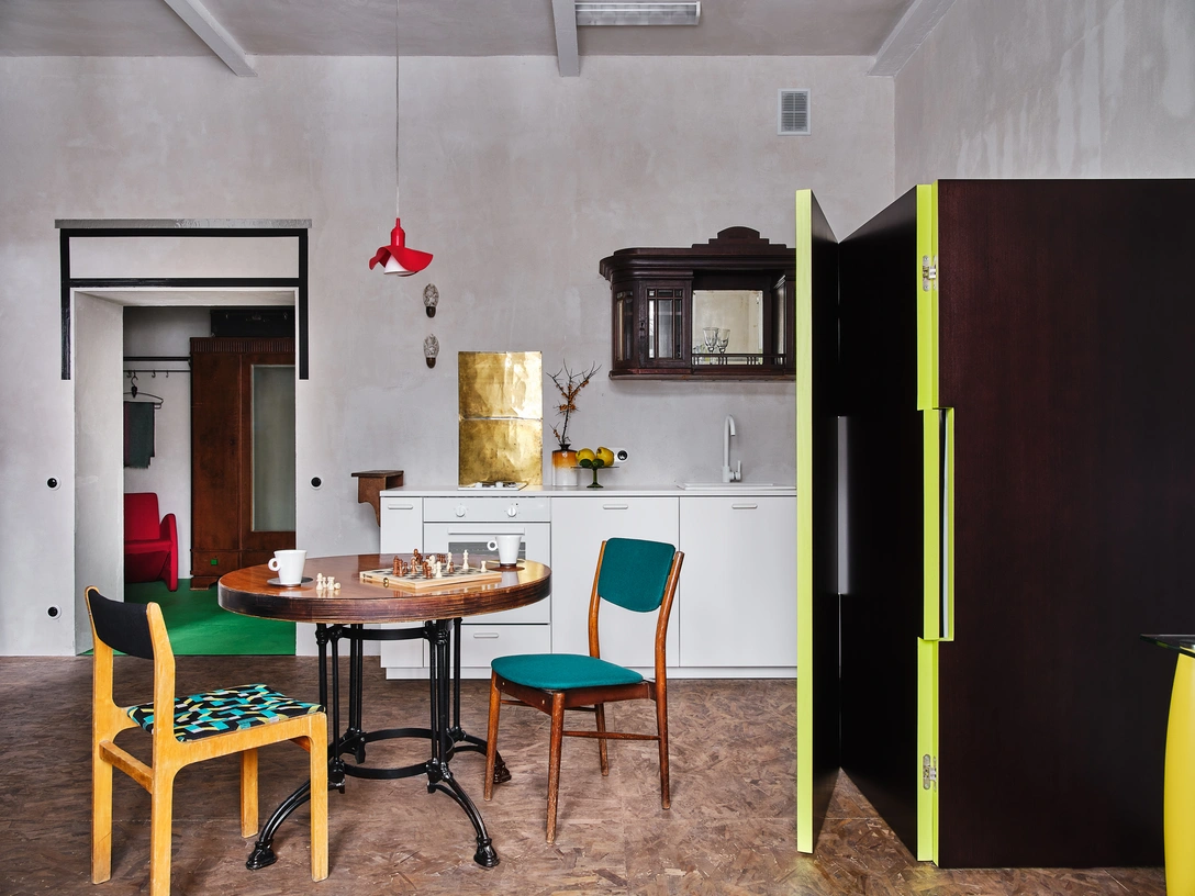 Ширма, за которой скрыт холодильник, была куплена на «Авито» и находилось в ужасном состоянии. Шпонированную отделку полностью заменили, торцы выкрасили в ярко-лимонный цвет. | Источник: Евгений Кулибаба