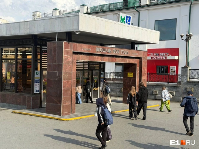 Бежать в метро ради укрытия никто не спешит, все идут по своим делам | Источник: Дарья Манохина / E1.RU