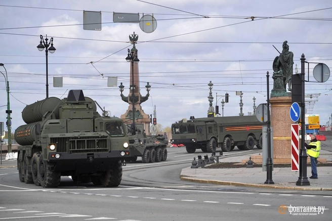 В центре Петербурга появилась военная техника. Это подготовка к репетиции парада ко Дню Победы | Источник: Павел Даиси / «Фонтанка.ру»