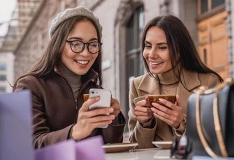 «Сказала подруге, что лучше быть одной, чем с таким мужем, а она обиделась»: стоит ли критиковать партнеров друзей