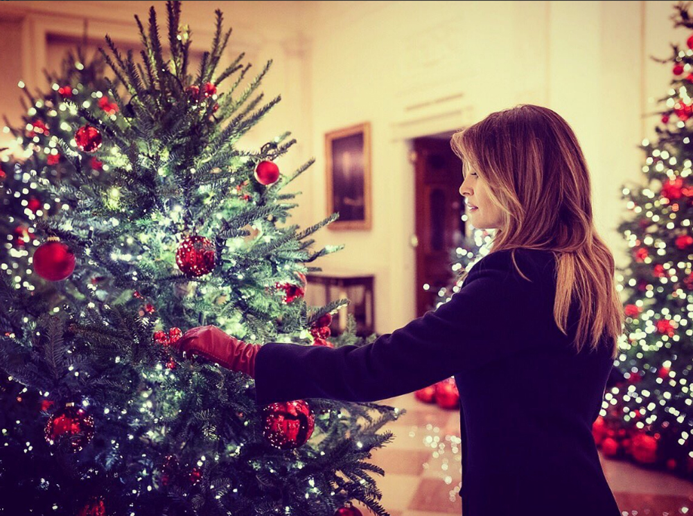 Мелания Трамп и новый рождественский декор Белого дома | marieclaire.ru