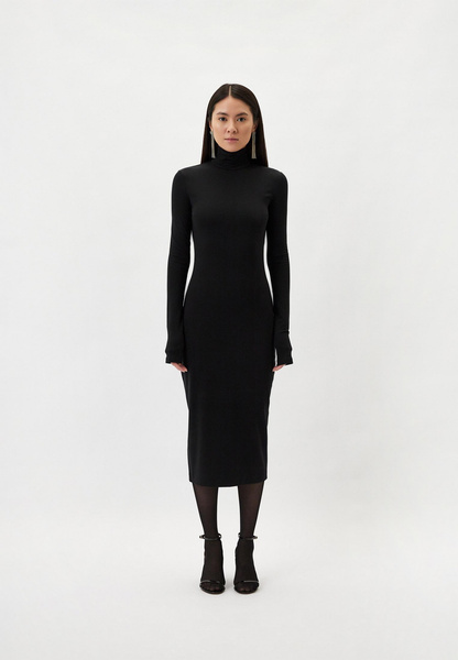 Черное облегающее платье с высоким горлом