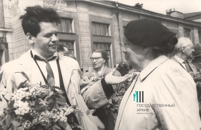 1950-е годы. Пермские литераторы встречают на вокзале гостей из союзных республик. Лев Давыдычев на фотографии слева | Источник: Государственный архив Пермского края