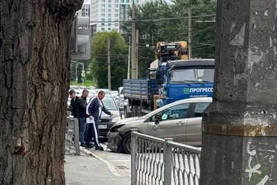 На проспекте Космонавтов столкнулись три автомобиля, образовались пробки