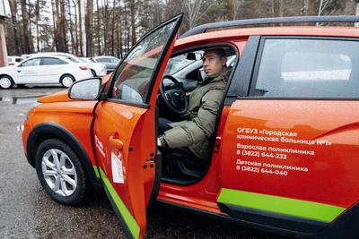 Томские медучреждения получили пять автомобилей LADA