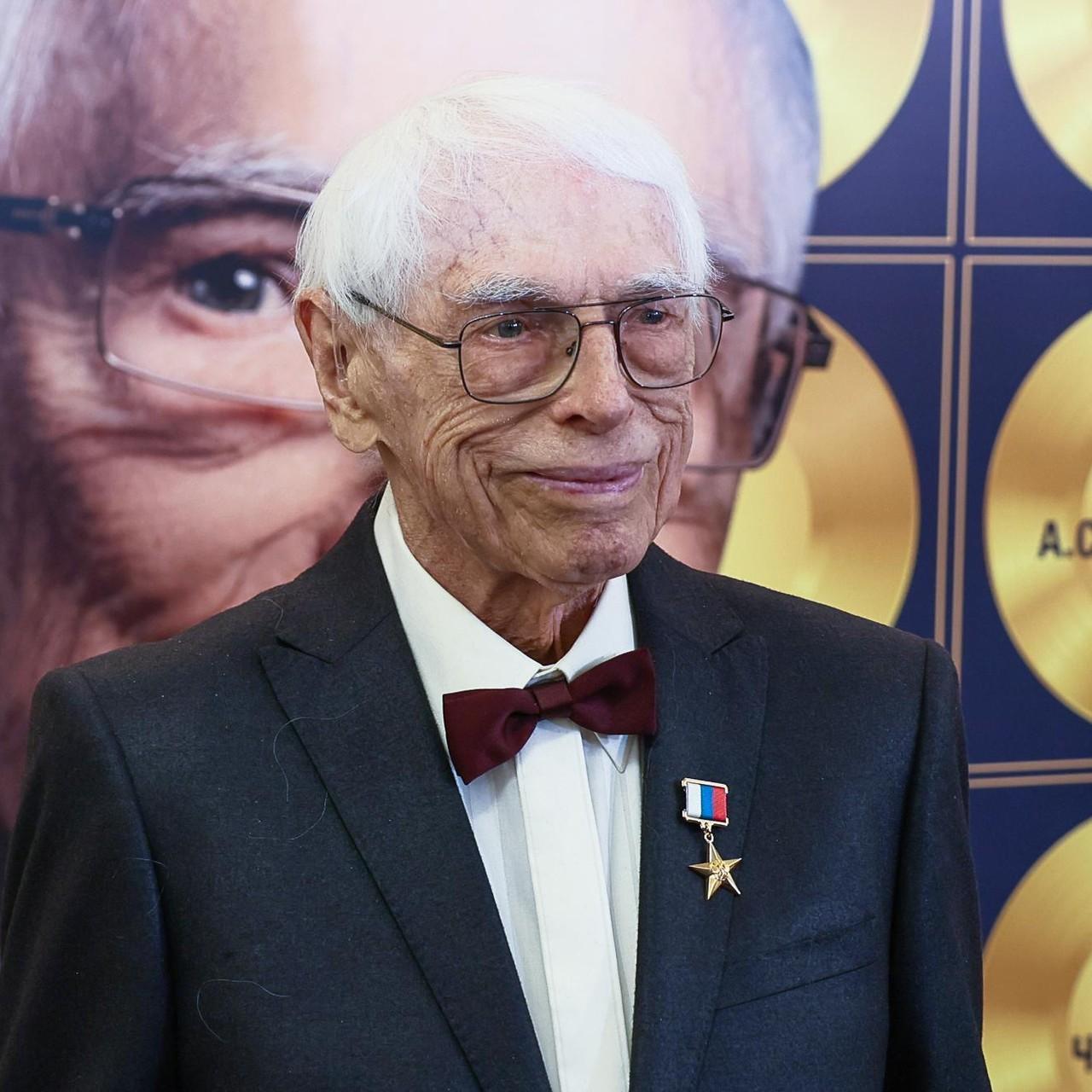 Александр Зацепин отмечает 100-летие в Кремле со звездами, которых выбрал сам: заводной Буйнов, Алсу с каре, облитый духами Билан