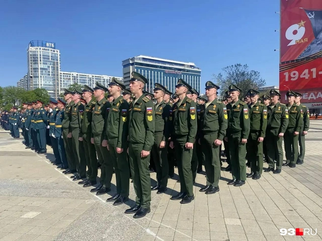 На параде присутствуют служащие из разных частей | Источник: Екатерина Железнова / 93.RU