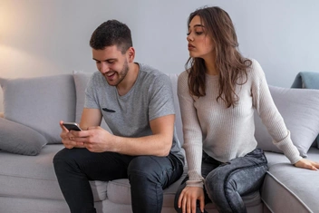 «Парень все время шутит про любовниц, потому что его веселят мои переживания»