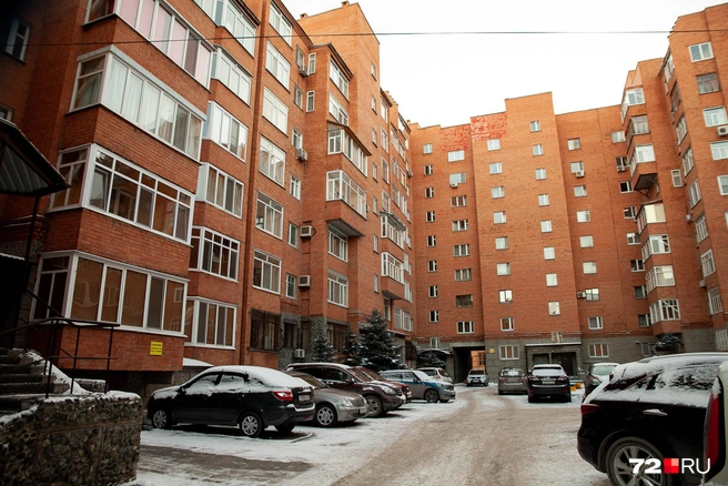 Среди нынешних жителей кирпичного многоквартирника — экс-сотрудник крупного нефтяного предприятия, нотариус, доктор наук и председатель религиозной общины | Источник: Ирина Шарова / 72.RU