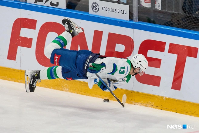 Почти через минуту после начала второго периода «Салават Юлаев» вновь забросил шайбу в ворота новосибирцев | Источник: Александр Ощепков / NGS.RU