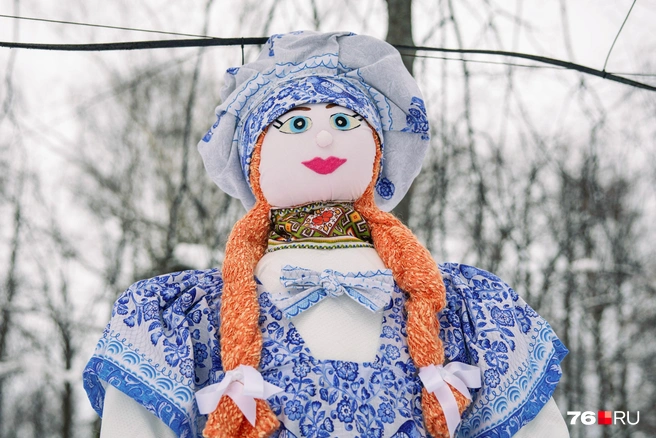 У этой куклы наряд оформлен под гжель  | Источник: Артем Бауман / 76.RU