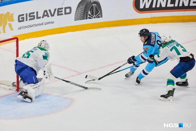 Егор Аланов забросил шайбу в ворота команды из Уфы на 50-й минуте матча | Источник: Александр Ощепков / NGS.RU