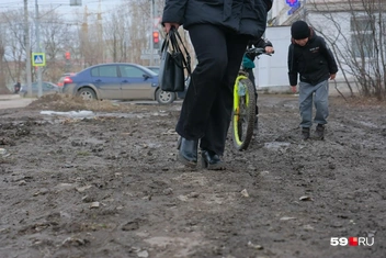 Дети помладше весело бегают по грязи, а взрослым уже не до смеха | Источник: Василина Любимова / 59.RU