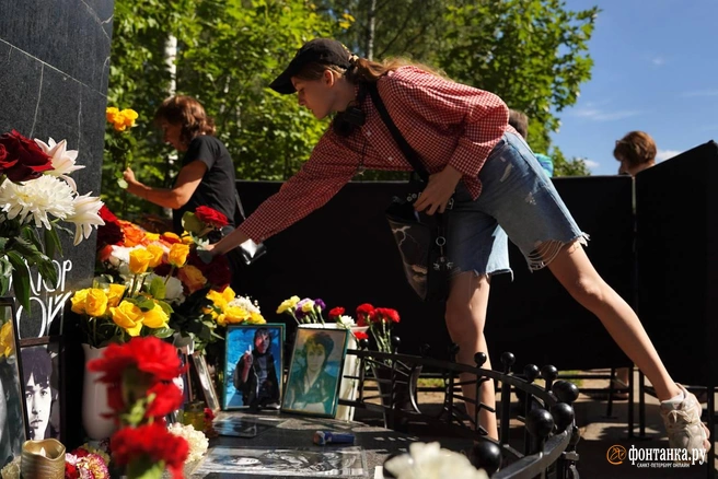 На могиле Виктора Цоя | Источник: Павел Даиси / «Фонтанка.ру»