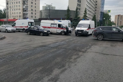 Скорая и автобус столкнулись в центре Челябинска