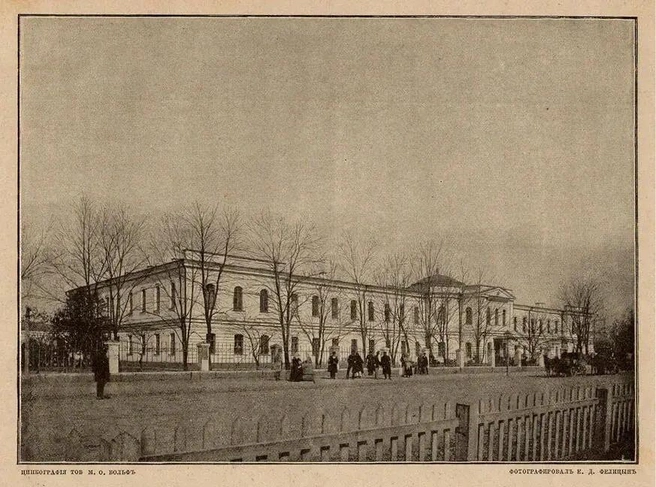 А вот и сама Кубанская войсковая гимназия, 1888 год. Здание снесли. В 1961-м на этом месте достроили Дом Советов, сейчас это краевая администрация, Красная, 35 | Источник: Евгений Дмитриевич Фелицын