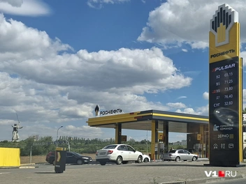 На заправках «Роснефти» очередь была также большая | Источник: Тимофей Крылов / V1.RU