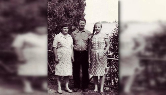 Светлана с родителями. В доме отдыха под Лысьвой, у пруда | Источник: wday.ru